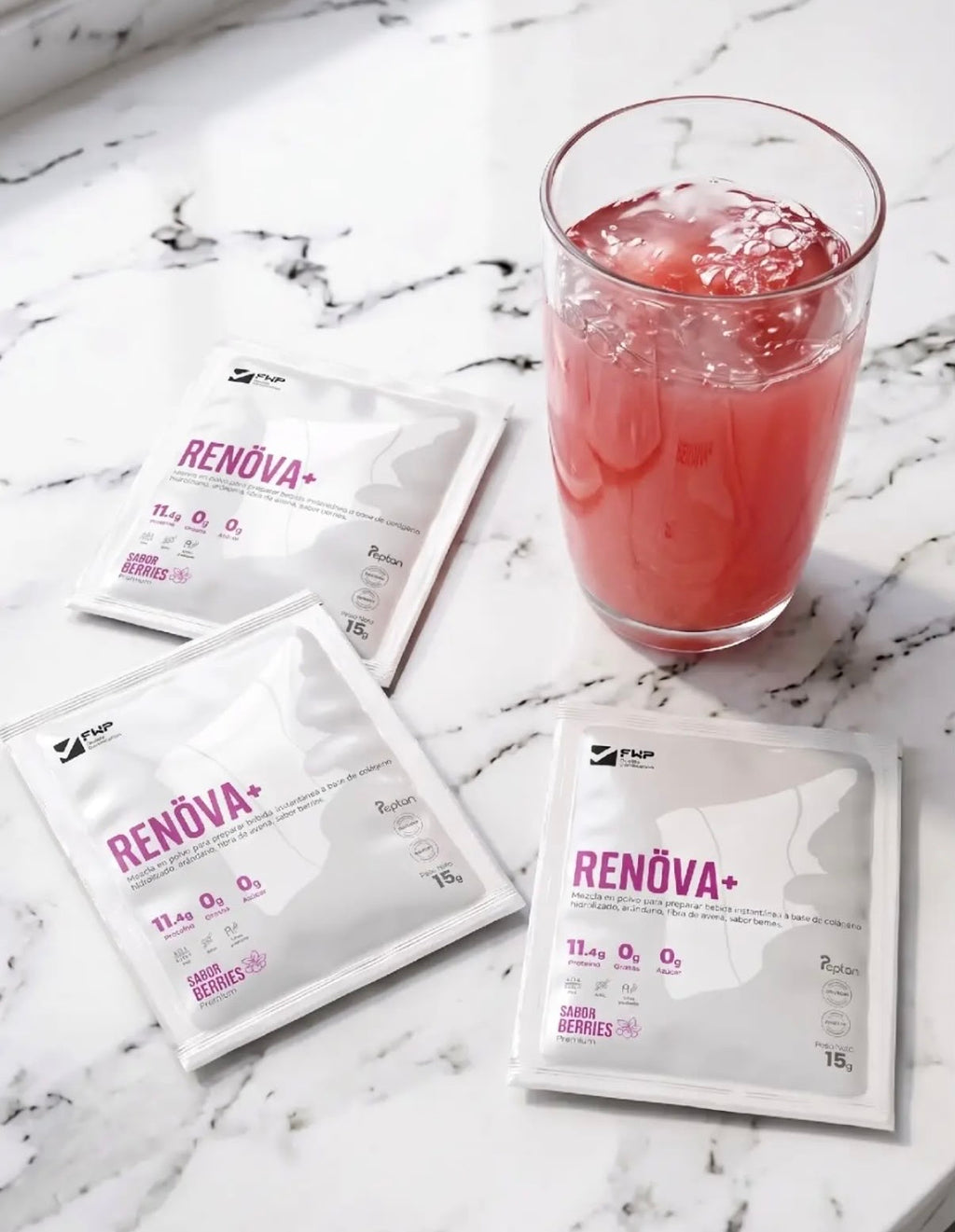 RENÖVA+ colágeno sabor berries junto a una bebida preparada