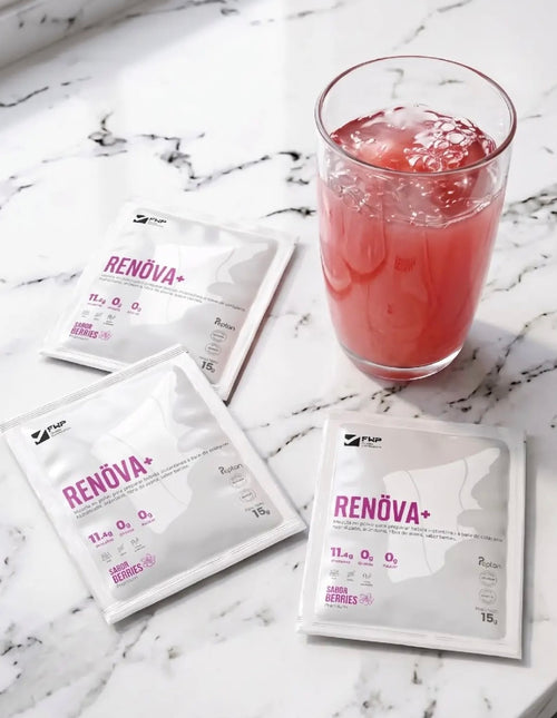 RENÖVA+ colágeno sabor berries junto a una bebida preparada